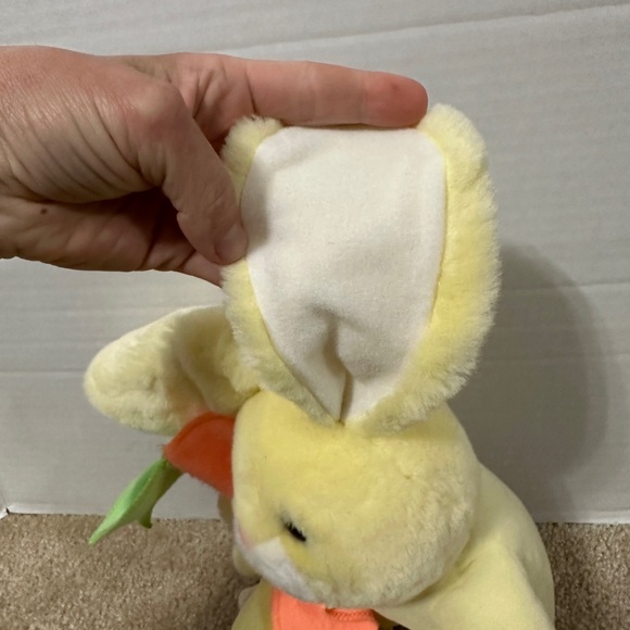 Vintage 11” Commonwealth Plush Yellow Bunny Rabbit w Carrot Blanket & Slippers - Picture 4 of 8